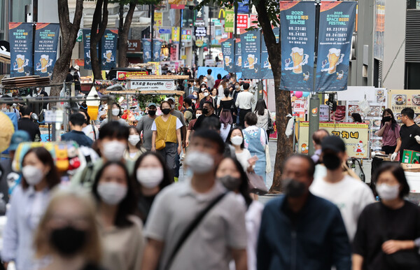 ▲20일 서울 명동거리에서 마스크를 쓴 시민과 관광객들이 걸어가는 모습.[사진=연합뉴스]
