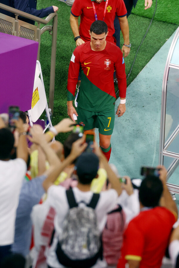 ▲포르투갈의 크리스티아누 호날두가 스위스와의 16강 경기 종료 후 고개를 숙이고 라커룸 들어가고 있다. [사진=reuters]