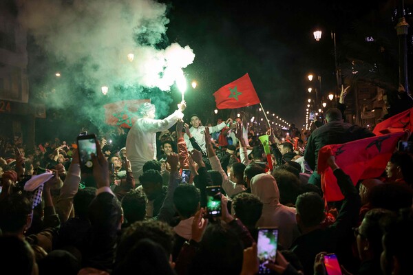 ▲모로코 라바트에서 축구팬들이 모로코 축구대표팀의 8강 진출을 축하하고 있다. [사진=AFP]