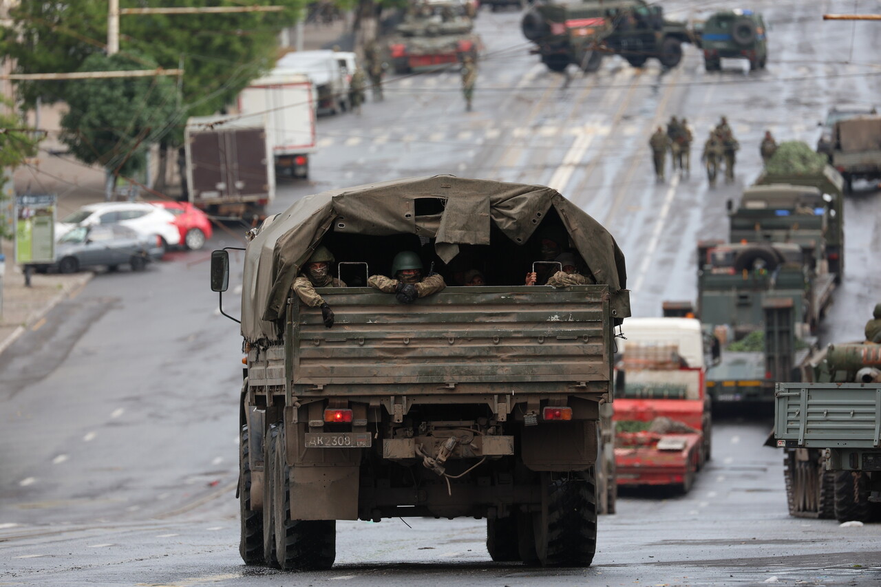 ▲용병기업 바그너그룹이 장악한 러시아 남부 도시 로스토프나노두 거리에서 군용 트럭이 달리고 있다. [사진=타스]