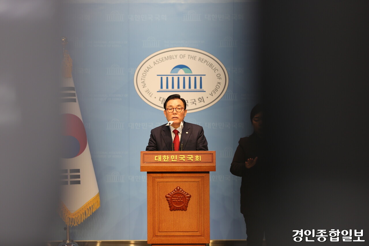 ▲국민의힘 이채익 의원이 11일 오후 서울 여의도 국회 소통관에서 총선 불출마 기자회견을 하고 있다. 