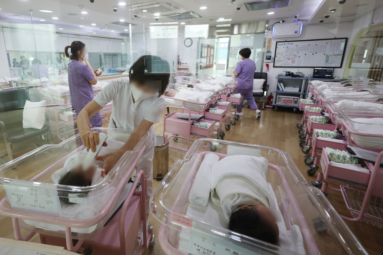 ▲28일 오후 서울 시내 한 산후조리원 신생아실에서 간호사 등 관계자들이 신생아들을 돌보고 있다. [사진=공동취재단]