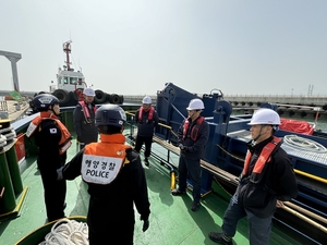 ▲평택해경과 해양환경공단의 긴급구난 공동대응팀이 사고 선박의 유류 이송 작업 실시 전 기름 이송체계를 협의하고 있다.