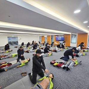 송도스포츠파크 직원들이 인천국민안전체험관에서 응급처치 훈련을 하고 있다.  사진/인천환경공단제공